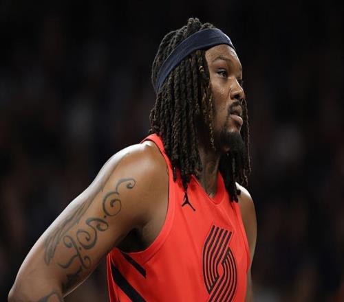 先發(fā)中鋒的表現(xiàn)一塌糊涂，開拓者應(yīng)該增加替補中鋒的出場時間