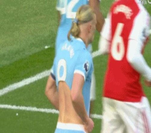 太陽報(bào)：哈蘭德內(nèi)襯的衣袖都被加布撕掉，但任意球都沒得到