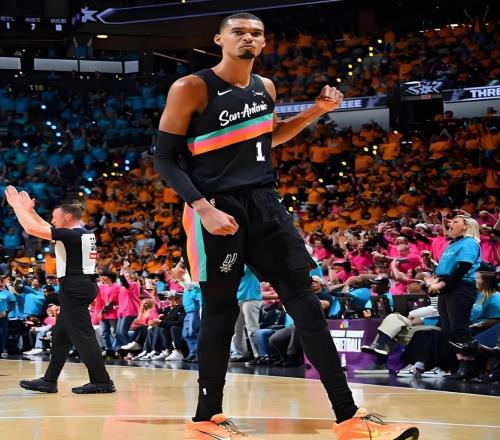 文班季后賽首秀35分創(chuàng)紀錄：喬、科、庫、詹呢