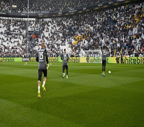 有情有義，對(duì)博洛尼亞賽前尤文全隊(duì)身穿曼寧格的球衣以示緬懷