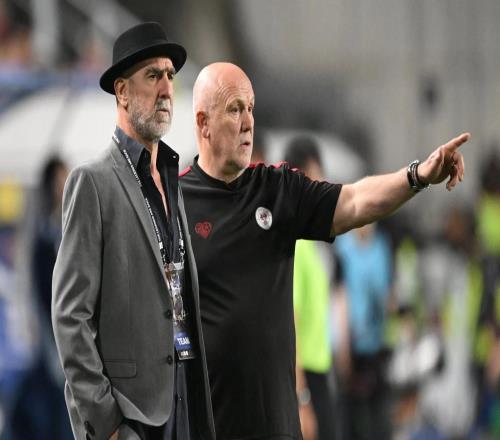 曼聯(lián)傳奇球員在韓進行友誼賽，坎通納出場時西裝革履派頭十足