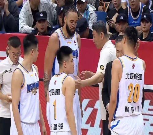 CBA愈戰(zhàn)愈烈，北京險勝青島，山東力克聯(lián)盟第3，廣廈加時擊敗北控