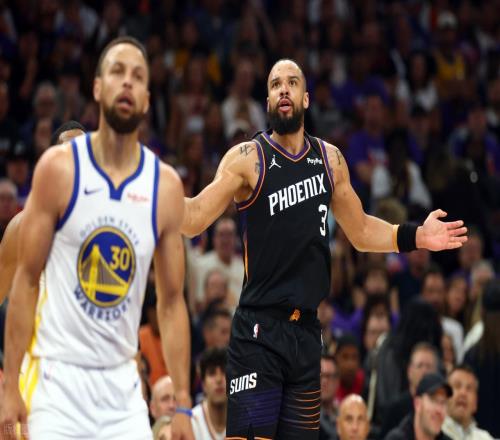 賽場(chǎng)沖突！布克格林遭驅(qū)逐，庫(kù)里16中4拿17分，勇士不敵太陽(yáng)出局