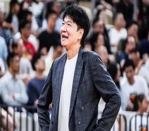 勝深圳發(fā)布會！邱彪再提團隊，慶幸賀希寧缺席，但季后賽難打！