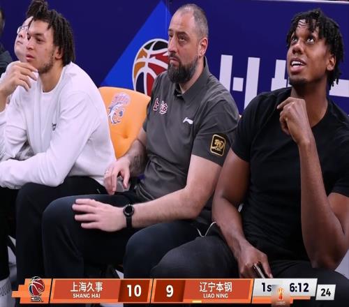 鄢手騏6中1送對手22連勝，弗格戰(zhàn)舊主32分，李添榮18分