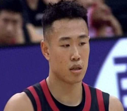 克里斯23分山東戰(zhàn)勝深圳結(jié)束五連敗，賀希寧缺陣邱彪逃過一劫