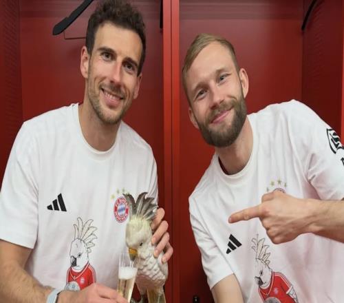 給陶瓷鸚鵡吉祥物喝香檳，格雷茨卡：我們的小家伙又渴了