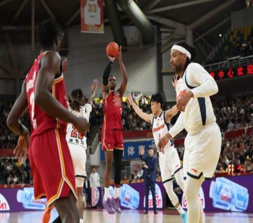 CBA排名大變天！首鋼鎖定前4，廣東再輸卡位戰(zhàn)，上海34分暴擊遼寧