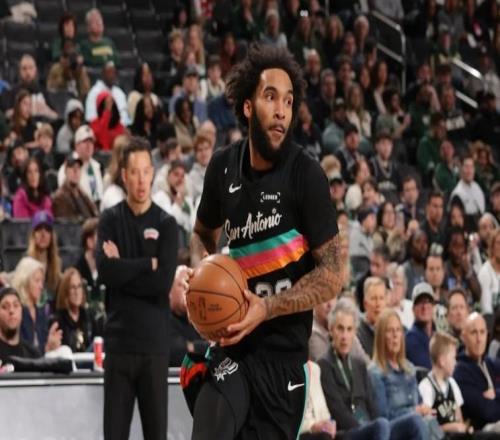 又一次很好地扮演了3D鋒線的角色，馬刺應(yīng)該給他提供更多的球權(quán)