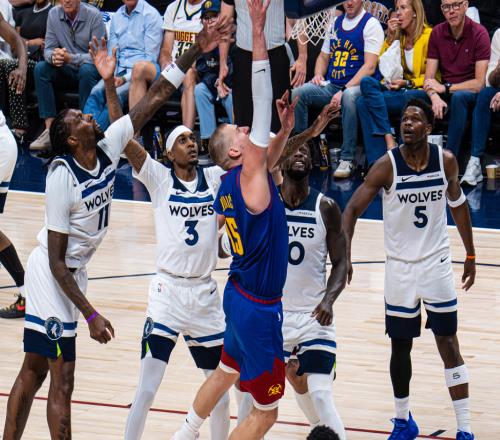 11！掘金慘遭19分逆轉(zhuǎn)，愛德華茲帶傷轟30分，約基奇狀態(tài)低迷