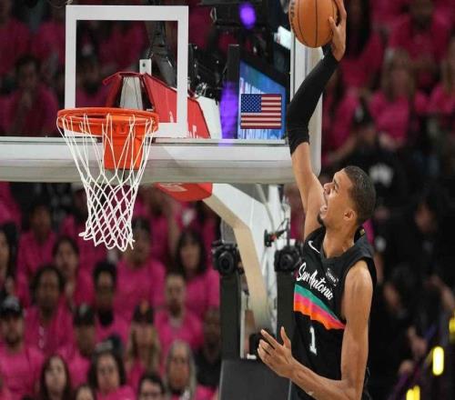 搞笑，文班亞馬在首輪G1最令人捧腹的精彩瞬間竟然是一次扣籃不中