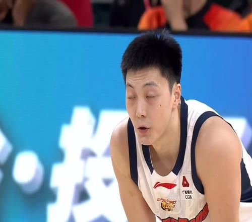 胡明軒崔永熙亂打！徐杰焦泊喬擺爛！廣東隊(duì)將聯(lián)手“做掉”杜鋒