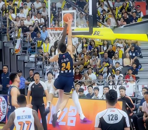 兩戰(zhàn)20中5，扣籃不中+三分犯規(guī)遭杜鋒噴，球迷：用徐昕換回個(gè)廢人