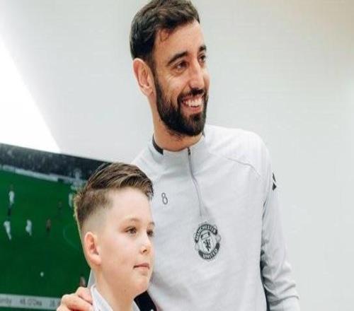 曼市一8歲慈善網(wǎng)紅受卡里克邀請?zhí)皆L卡靈頓，獲贈曼聯(lián)球衣