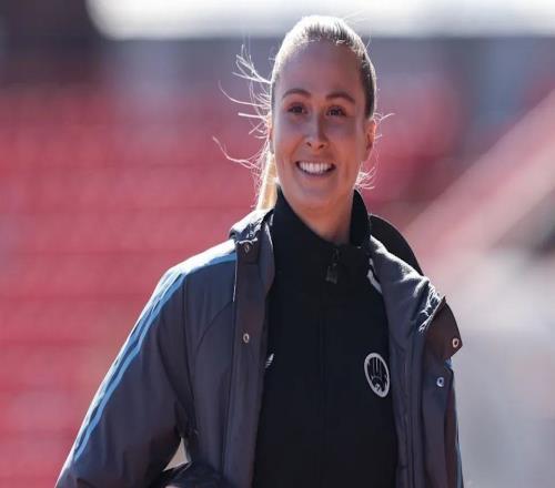 一個女足球員的"非典型"職業(yè)路徑：為什么頂級青訓反而成了瓶頸