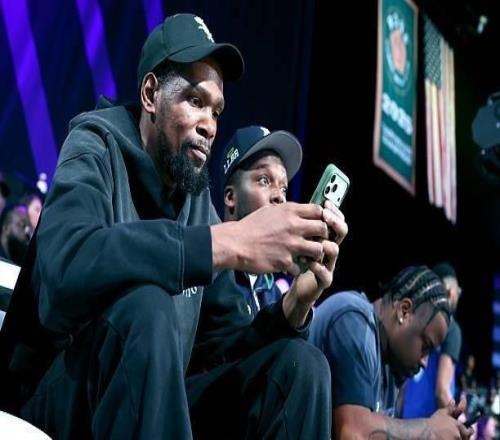 火箭媒體人：杜蘭特在訓練中爭搶地板球，與隊友相撞導致膝蓋受傷