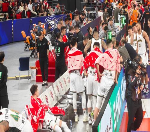 人心散了，隊(duì)伍不好帶，遼籃比起輸球，更糟糕的是趙繼偉的不滿