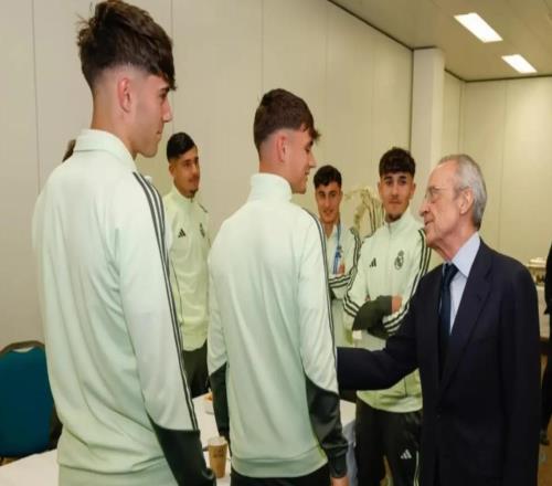 老佛爺觀看歐青聯(lián)決賽，賽前和皇馬青年隊球員進行交流