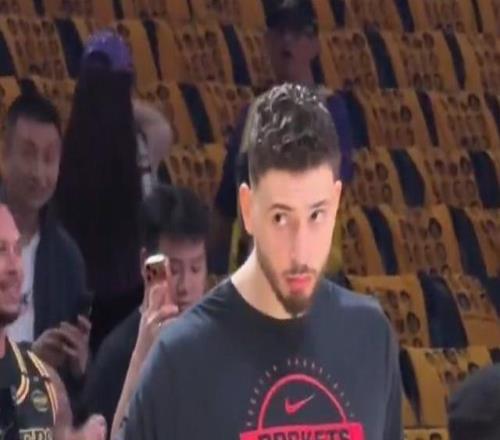 起立致敬詹姆斯申京：我站起來是因為要掏口袋，和他沒關(guān)系