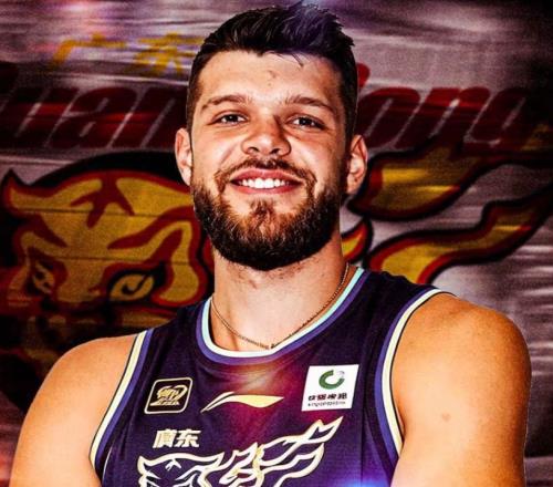 廣東男籃救火外援終于就位！收官戰(zhàn)將上演首秀，杜鋒或裁掉薩姆納