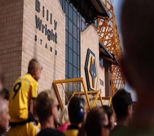 狼隊(duì)整個賽季都處在降級區(qū)，為61年來英格蘭頂級聯(lián)賽首隊(duì)