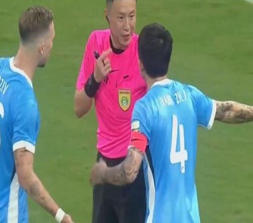 中超爭議判罰！新鵬城進球被吹，球員集體不滿，侯森逃過一劫