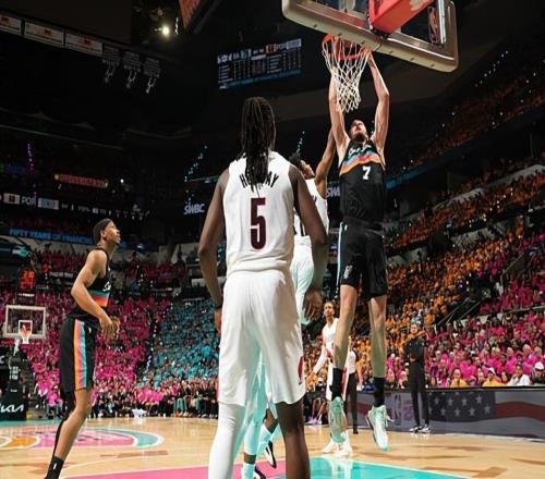 14分鐘內(nèi)拿下10分，馬刺替補中鋒能夠在季后賽中起到不小的作用