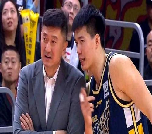 一個(gè)0分0板1失誤，一個(gè)8分16板2帽，兩大國(guó)手中鋒因一人交換人生