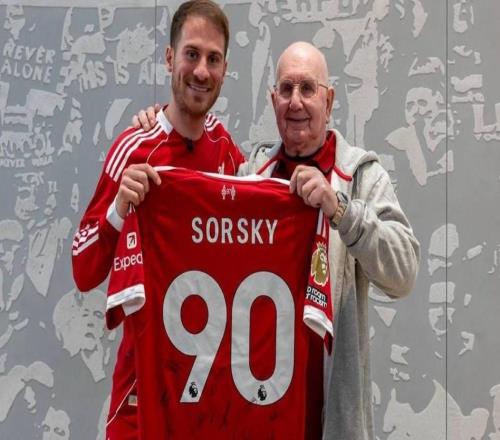 暖心，麥卡利斯特與90歲利物浦終身球迷會(huì)面并贈(zèng)送球衣