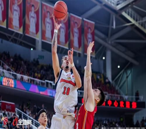 喲！三分18中4，活活投死廣東隊(duì)，球迷：沒(méi)什么用，下季可放棄了