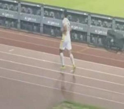 張玉寧回復(fù)球迷：去年沒謝場是傷退兩次轉(zhuǎn)會給浙江留了100多萬歐