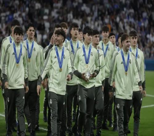 皇馬U19在伯納烏展示歐青聯(lián)獎(jiǎng)杯，姆巴佩、貝林等一線隊(duì)球星列隊(duì)歡迎