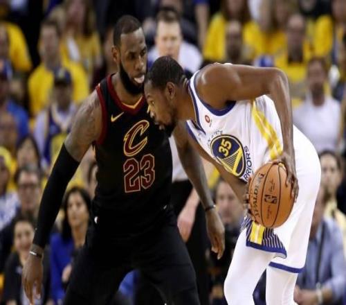 杜蘭特與詹姆斯時隔6年再度在季后賽交手，上次為2018年總決賽