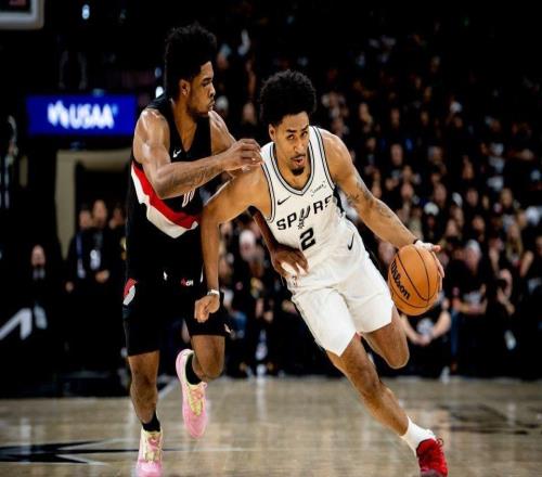 系列賽11！文班亞馬傷退，亨德森爆發(fā)31分！開拓者3分險勝馬刺