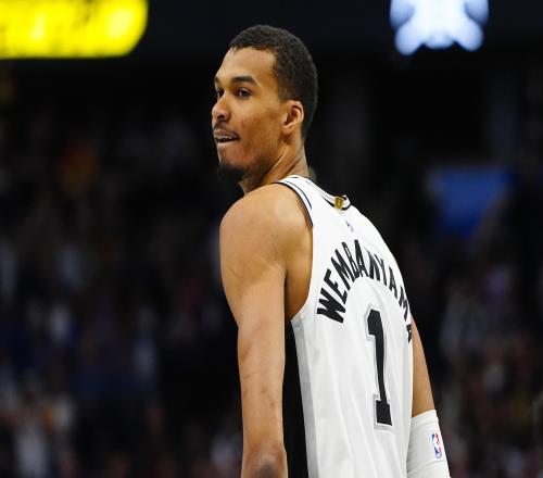 悲劇文班亞馬被霍樂(lè)迪犯規(guī)臉部著地腦震蕩退賽,預(yù)計(jì)至少缺陣一周