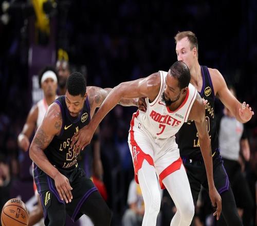 火力延續(xù)，斯馬特和肯納德均13投8中，分別得到25分和23分