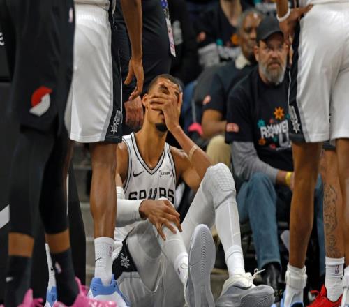 文班腦震蕩傷退，馬刺末節(jié)遭14分逆轉(zhuǎn)！亨德森31分大爆冷11追平