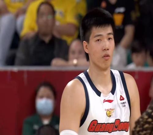 確認不打了！廣東第一中鋒或申請離隊，與杜鋒關(guān)系正式破裂！