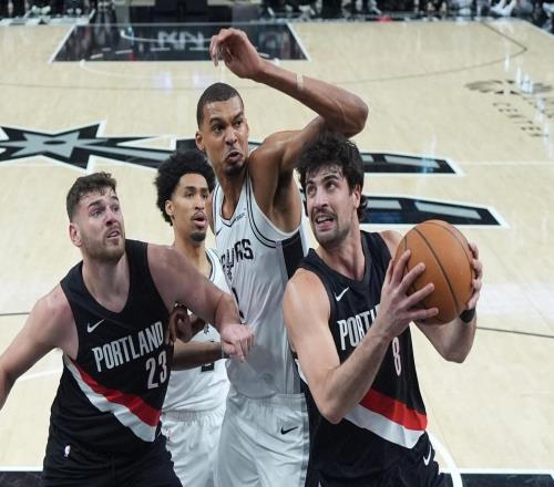 亨德森31分創(chuàng)紀(jì)錄，開拓者爆冷逆轉(zhuǎn)馬刺！文班傷退，卡斯?fàn)?0中7