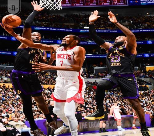 KD復(fù)出也難救火箭！詹姆斯轟28+8+7詮釋何為領(lǐng)袖，湖人晉級穩(wěn)了