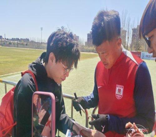 百余名球迷探营亚泰基地主帅阎峰：年轻球员成长需要时间，请允许他们犯错