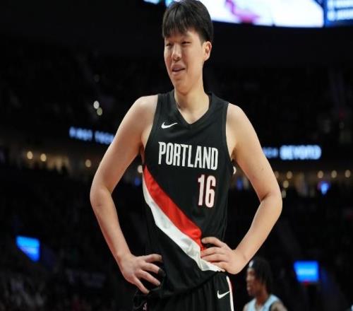 楊瀚森NBA生涯季后賽首勝：全場(chǎng)遭棄用躺贏回主場(chǎng)后能否登場(chǎng)