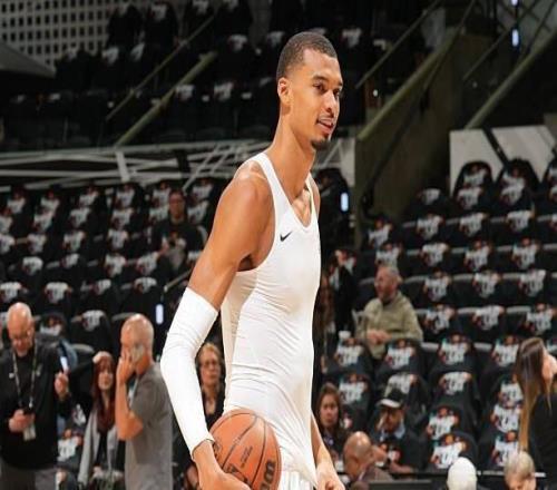 Shams：文班亞馬進(jìn)入腦震蕩保護(hù)協(xié)議，提前退出對陣開拓者的G2