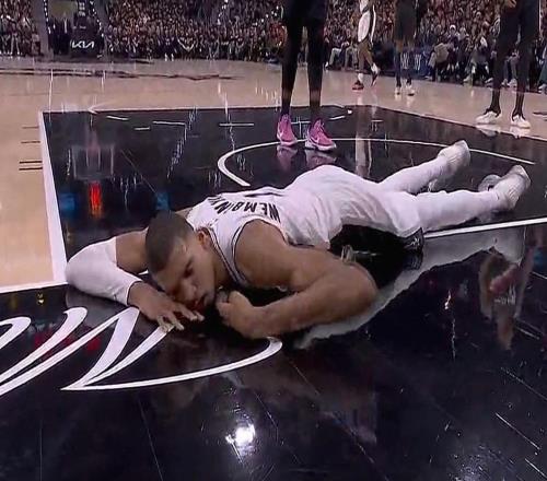 Shams：文班亞馬確診為腦震蕩，將于明日接受后續(xù)檢查