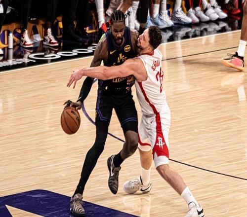 G1中打出全面的表現(xiàn)，結(jié)果到了G2湖人先發(fā)中鋒的狀態(tài)立刻下滑了