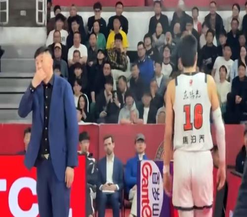 退出廣東隊(duì)男籃國(guó)手內(nèi)線徹底擺爛，曾是杜鋒點(diǎn)名要的人！