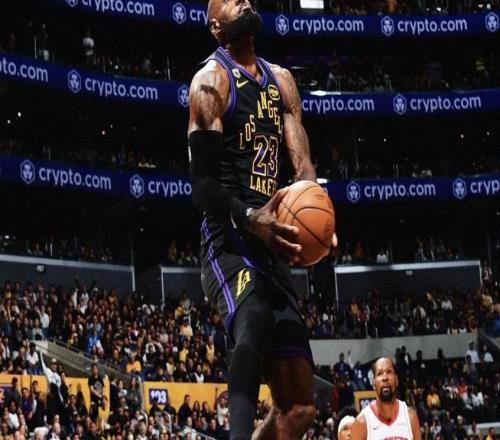 雷迪克：沖起來的詹姆斯就像重型卡車，你要么讓開讓他扣要么犯規(guī)