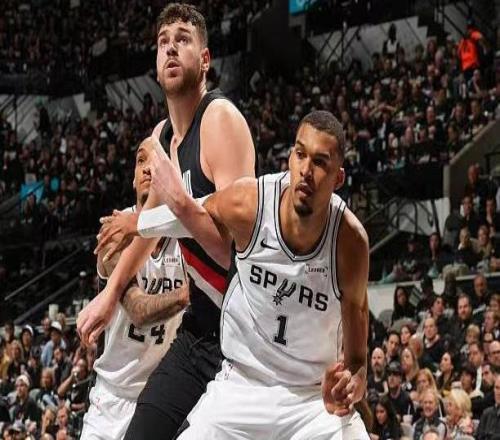 文班亞馬都早早退場(chǎng)了，結(jié)果開拓者先發(fā)中鋒還是被馬刺各種打爆