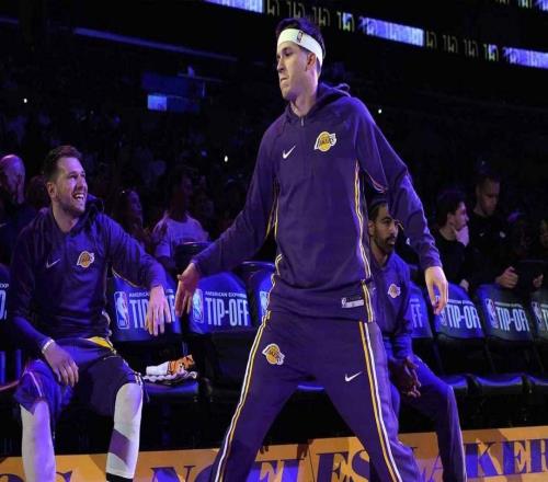 喜憂參半，湖人隊(duì)東契奇和里夫斯傷情復(fù)出情況不一，殘陣打火箭隊(duì)