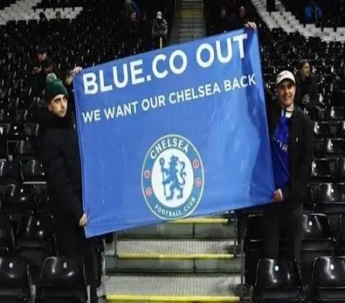BlueCoOut，堅持到終場的幾名切爾西球迷在看臺拉出抗議標(biāo)語